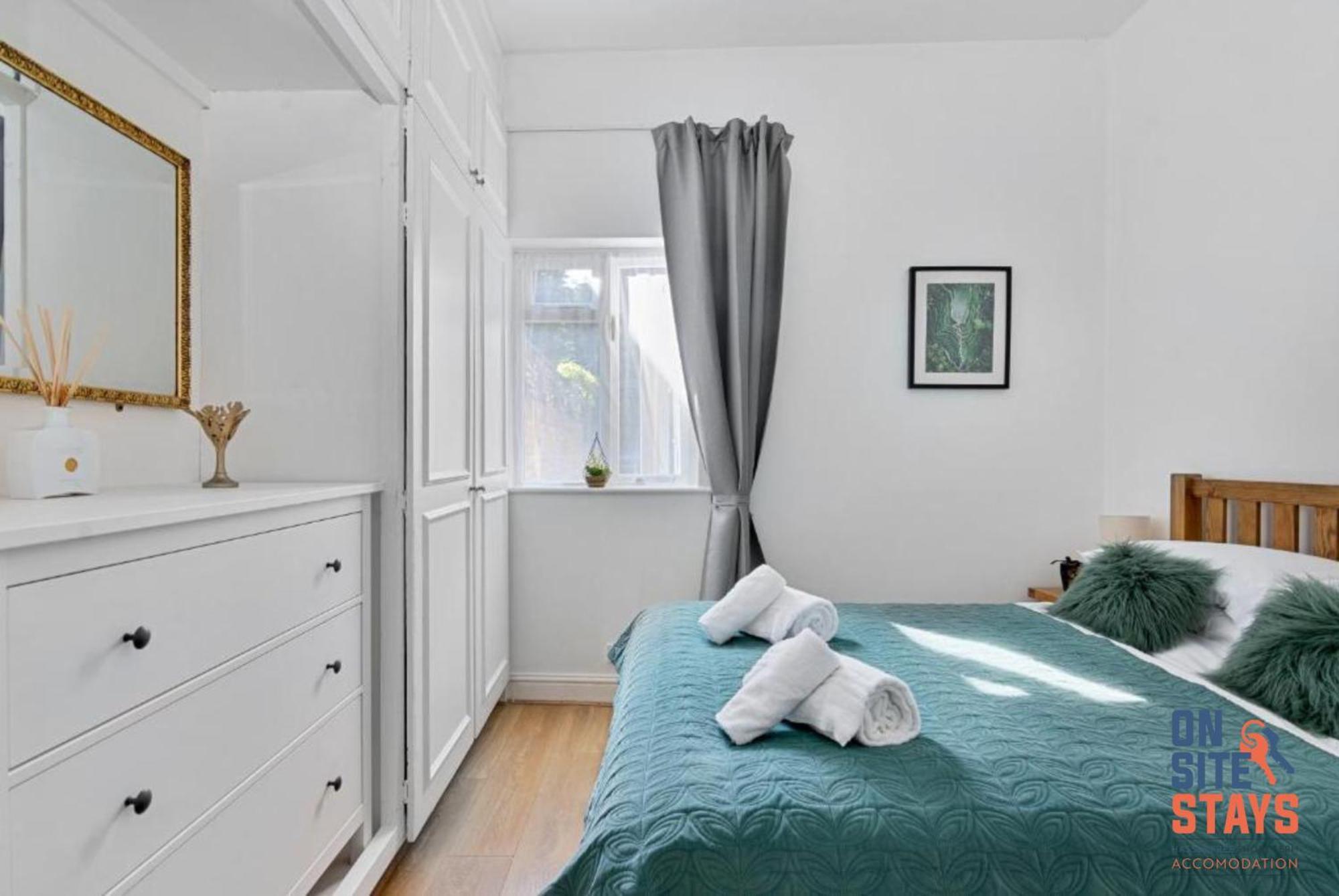 Onsitestays - Tranquil 2 Bedroom Apartment With Large Kitchen, Private Garden Near Wimbledon Station Λονδίνο Εξωτερικό φωτογραφία